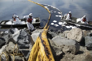 Công nhân dịch vụ môi trường xử lý sự cố, ngăn dầu lan ra ở thành phố Huntington Beach, quận Cam, bang California. Ảnh: LATIMES