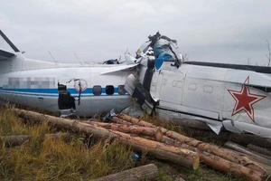  Hiện trường vụ rơi máy bay tại Nga. Ảnh: REUTERS