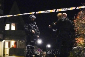 Cảnh sát Na Uy phong tỏa hiện trường vụ tấn công ở Kongsbers để phục vụ điều tra. Ảnh: AFP/TTXVN