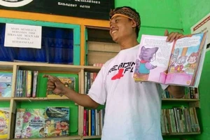 Rudiat giới thiệu thư viện sách Ảnh: Channel News Asia