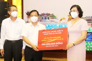 Phó Chủ tịch UBND TPHCM Phan Thị Thắng trao số tiền hỗ trợ tỉnh Bình Định phòng chống dịch Covid-19