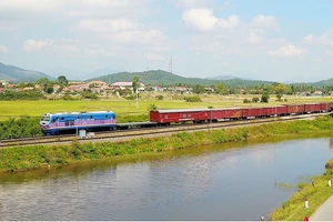 Đoàn tàu đường sắt Việt Nam đi qua khu vực TP Nha Trang, tỉnh Khánh Hòa. Ảnh: HOÀNG HÙNG