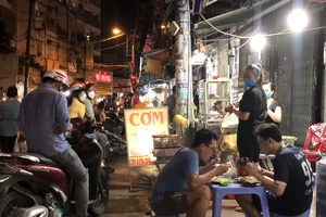 Hàng quán kinh doanh thực phẩm tại khu vực chợ Bà Chiểu, quận Bình Thạnh