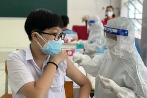 Học sinh Trường THPT Lương Thế Vinh (quận 1) được tiêm vaccine vào sáng 27-10. Ảnh: CAO THĂNG