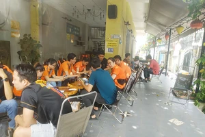 Một quán cà phê trên đường Bùi Đình Túy (quận Bình Thạnh) không đảm bảo quy định phòng dịch