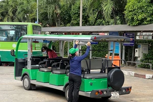 Xe buýt sử dụng điện tuyến Công viên 23-9 - Thảo cầm viên Sài Gòn. Ảnh: CAO THĂNG
