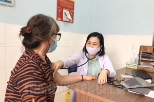 Bác sĩ khám bệnh cho người dân tại một trạm y tế ở Gò Vấp. Ảnh: hcmcpv