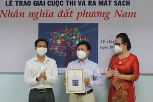 Phó Trưởng Ban Tuyên giáo Thành ủy TPHCM Nguyễn Thọ Truyền trao giải nhất cuộc thi cho tác giả Tự Hàn. Ảnh: hcmcpv