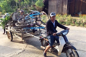 Giáo viên Trường Phổ thông dân tộc bán trú Tiểu học và THCS xã Lâm Hóa gom xe đạp về sửa cho học trò