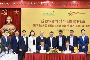 Chủ tịch HĐQT kiêm Tổng Giám đốc T&T Group Đỗ Quang Hiển và GS.TS Lê Quân, Giám đốc ĐHQHN ký kết Thỏa thuận hợp tác chiến lược