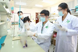 Sinh viên ngành Công nghệ sinh học Trường ĐH Quốc tế (ĐH Quốc gia TPHCM) thực hành tại phòng thí nghiệm