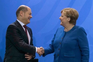 Thủ tướng Đức Angela Merkel và ông Olaf Scholz