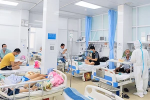 Bệnh nhân được điều trị tại khoa Hồi sức tích cực (ICU) Bệnh viện Quận 7 