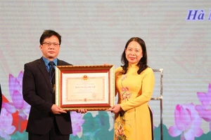 Phó Chủ tịch nước Võ Thị Ánh Xuân trao Huân chương Độc lập hạng Ba cho Công đoàn Giáo dục Việt Nam. Ảnh: Bộ Giáo dục - Đào tạo