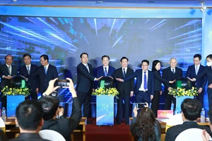 Phó Thủ tướng Lê Minh Khái, Bộ trưởng Bộ Tài chính Hồ Đức Phớc cùng các đại biểu thực hiện nghi thức ra mắt chính thức Sở Giao dịch chứng khoán Việt Nam. Ảnh VGP