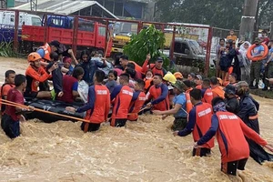 Lực lượng cứu hộ sơ tán người dân khỏi vùng ngập lụt sau những trận mưa lớn do ảnh hưởng của bão RAI tại Cagayan de Oro, Mindanao, Philippines, ngày 17-12. Ảnh: AFP/TTXVN