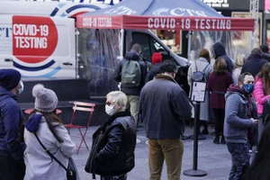 Người dân chờ xét nghiệm Covid-19 tại Quảng trường Thời đại, New York ngày 13-12. Ảnh: AP