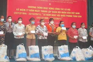 Chủ tịch Hội LHPN TPHCM Nguyễn Trần Phượng Trân cùng chính quyền địa phương tặng quà cho hội viên có hoàn cảnh khó khăn do ảnh hưởng dịch Covid-19