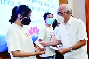 Trưởng ban Tuyên giáo Thành ủy TPHCM Phan Nguyễn Như Khuê tặng quà lực lượng y tế 