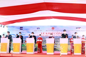 Phó Thủ tướng Thường trực Chính phủ Phạm Bình Minh cùng lãnh đạo UBND tỉnh Lai Châu làm lễ khởi công dự án kết nối giao thông các tỉnh miền núi phía Bắc