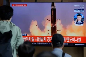 Người dân Hàn Quốc theo dõi thông tin vụ phóng ngày 5-1 trên truyền hình