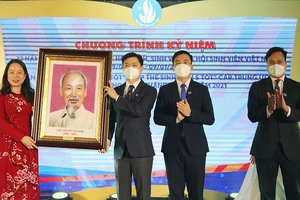 Phó Chủ tịch nước Võ Thị Ánh Xuân trao tặng Trung ương Hội Sinh viên Việt Nam bức ảnh Chủ tịch Hồ Chí Minh. Ảnh: Hanoimoi