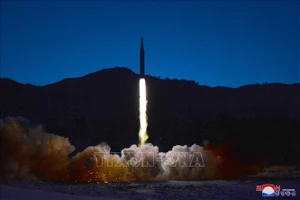 Trong ảnh (do Hãng thông tấn Trung ương Triều Tiên KCNA phát ngày 12-1-2022): Vụ phóng thử tên lửa siêu vượt âm do Viện Khoa học Quốc phòng Triều Tiên thực hiện tại một địa điểm chưa xác định. Ảnh: Yonhap/TTXVN