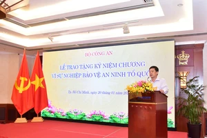 Giám đốc khách sạn Rex Sài Gòn Phan Thanh Long nhận Kỷ niệm chương Bảo vệ an ninh Tổ quốc