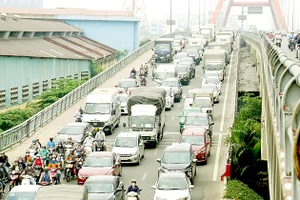 Đoạn kẹt xe kéo dài khoảng 1km từ cầu Bình Lợi đến khu vực giao lộ Nguyễn Xí