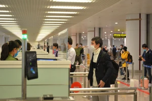 Người nhập cảnh tại Cảng hàng không quốc tế Tân Sơn Nhất