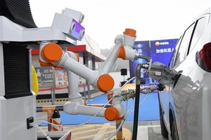 Trạm xăng 100% robot phục vụ