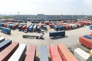 Đầy ắp container tại Khu Công nghệ cao (SHTP) chờ xuất khẩu. Ảnh: HOÀNG HÙNG 