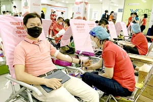 Đông đảo người dân, người lao động hưởng ứng ngày hội hiến máu “Giọt hồng khai xuân” ngày 10-2