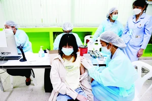 Trẻ em Thái Lan tiêm vaccine Covid-19. Ảnh: Reuters