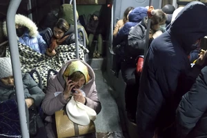 Người dân Donetsk trên một chuyến xe sơ tán đến Nga ngày 18-2. Ảnh: AP