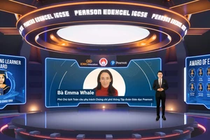 Bà Emma Whale, Phó Chủ tịch Toàn cầu phụ trách Chứng chỉ Phổ thông của Tập đoàn Giáo dục Pearson phát biểu tại lễ trao giải