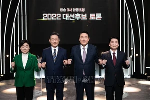 Các ứng cử viên Tổng thống Hàn Quốc Sim Sang-jeung, Lee Jae-myung, Yoon Suk-yeol và Ahn Cheol-soo tại cuộc tranh luận trực tiếp trên truyền hình, ở Seoul ngày 3-2-2022. Ảnh: THX/TTXVN