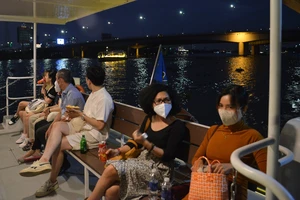Du khách TPHCM tham quan sông Sài Gòn bằng tuyến buýt đường sông. Ảnh: Thi Hồng