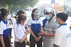 Tình nguyện viên Trường ĐH Sư phạm Kỹ thuật TPHCM hỗ trợ sinh viên và người thân đến thành phố nhập học, tìm nhà trọ. Ảnh: Vũ Tân