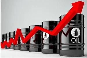 Giá dầu thô lại vượt mốc 100 USD/thùng, giá vàng tăng cao, chứng khoán thế giới “đỏ” sàn