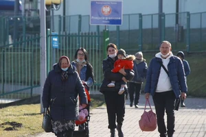 Dòng người tị nạn từ Ukraine tiếp tục đổ về biên giới các nước EU. Ảnh: Reuters