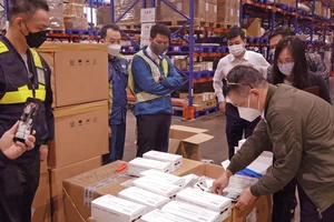 Lô hàng hơn 85.000 kit test Covid-19 nhập lậu từ Hàn Quốc bị phát hiện tại sân bay Nội Bài (Hà Nội) ngày 17-2