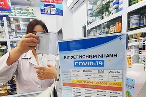 Một nhà thuốc niêm yết công khai giá các sản phẩm kit test Covid-19