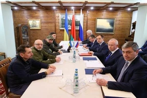 Đại diện phái đoàn Nga và Ukraine tại vòng đàm phán thứ 3 ở Belovezhskaya Pushcha, Belarus, ngày 7-3-2022. Ảnh: THX/TTXVN