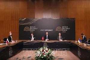 Ngoại trưởng Nga Sergei Lavrov (trái), Ngoại trưởng Ukraine Dmytro Kuleba (phải) và Ngoại trưởng Thổ Nhĩ Kỳ Mevlut Cavusoglu (giữa) tại cuộc đàm phán ở Antalya, Thổ Nhĩ Kỳ, ngày 10-3-2022. Ảnh: AFP/TTXVN