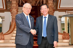Chủ tịch UBND TPHCM Phan Văn Mãi tiếp ông Tsutomu Takebe, Cố vấn đặc biệt Liên minh Nghị sĩ Hữu nghị Nhật - Việt. Ảnh: VIỆT DŨNG