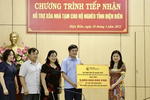 Gia đình ông Đỗ Quang Hiển, Chủ tịch HĐQT kiêm Tổng Giám đốc Tập đoàn T&T Group trao ủng hộ 5 tỷ đồng cho tỉnh Điện Biên