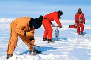 Các nhà khoa học nghiên cứu về tốc độ tan chảy của các tảng băng ở Nam cực