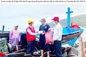 Các đơn vị từ thiện hỗ trợ ngư dân bị thiệt hại do thiên tai ở xã Nhơn Lý (TP Quy Nhơn, Bình Định). Ảnh: NGỌC OAI