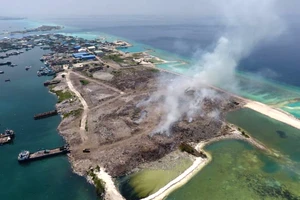 Đảo Thilafushi khi còn các đám rác cháy nghi ngút